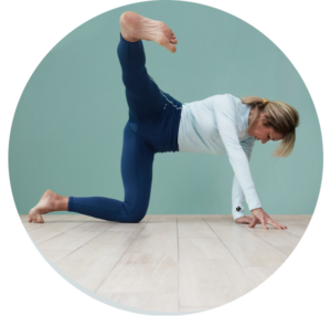 Maura Barbin esegue un esercizio di tecnica posturale per corso di formazione allo studio fisioterapia Physio Sport Progress